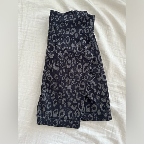 LEOPARD SHORTS WITH RUNCH BUTT - Picture 2 of 2